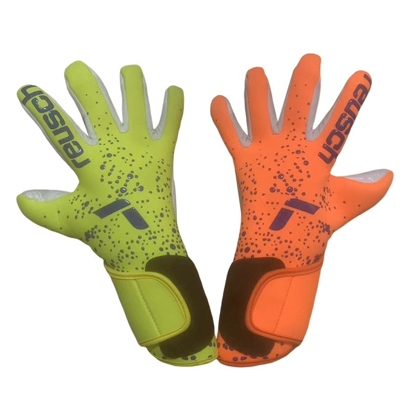 Des gants de gardien de but de football professionnels pour une protection optimale des mains lors de l'entraînement avec un ballon de soccer. Des gants durables, anti-dérapants et résistants pour une performance de haut nive